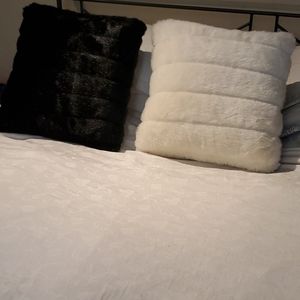 2 Decorative faux fur pillows